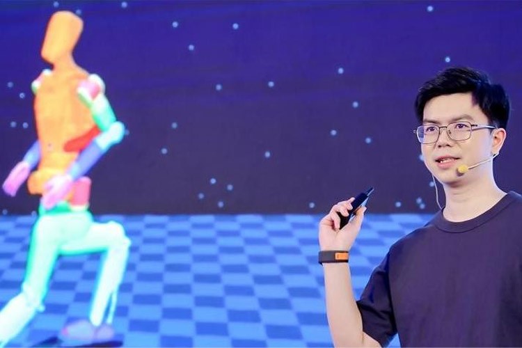 天才少年稚晖君NG大舞台机器人走路进场！AI模型做大脑，目标售价20万以内
